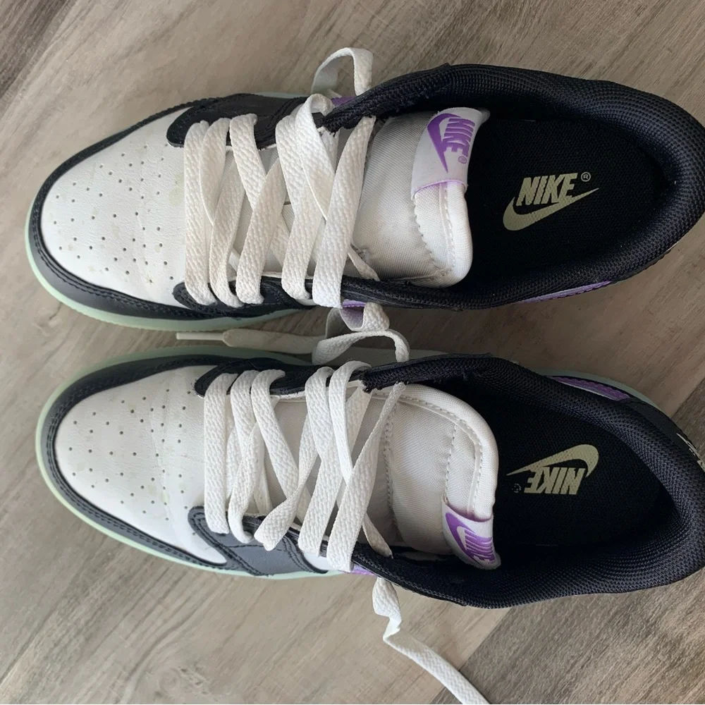 Nike Black and White Sneakers with Purple Accents - Picture 4 of 4